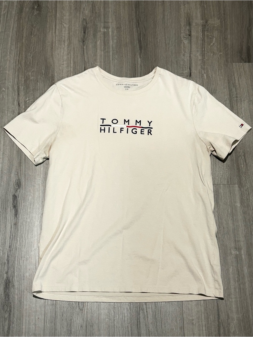 ❥𝖳𝖮𝖬𝖬𝖸 𝖧𝖨𝖫𝖥𝖨𝖦𝖤𝖱: Men’s Short-Sleeve Logo Tee - Cream